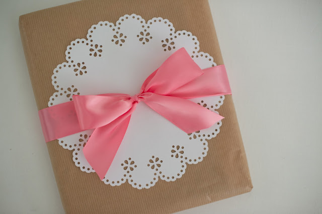 Pretty gift wrap ideas using the Martha Stewart Circle Edge Punch