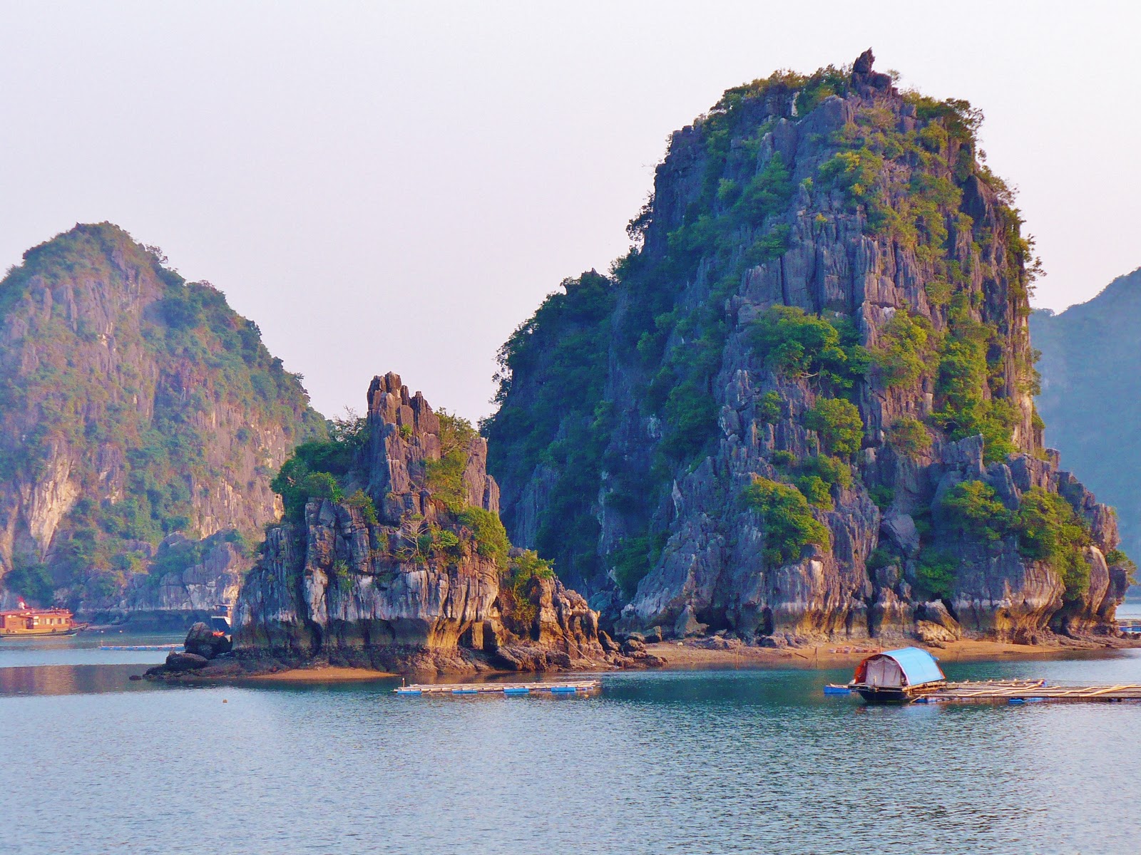 Famille en vadrouille Baie d'along ou presque