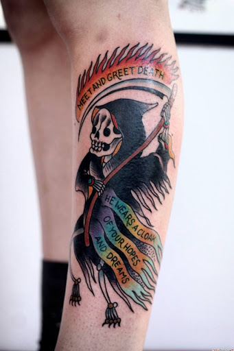 Um dos mais leves Grim Reaper tatuagem de Justin Dion. O reaper é desenhada em vez cutely e ainda carrega mutli-bandeiras coloridas anexado para a foice. Parece tocar no assunto da morte com humor.