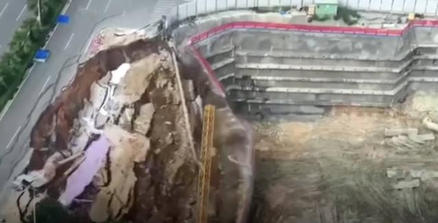 Δρόμος καταρρέει στην Κίνα και εμφανίζεται η… άβυσσος - Δείτε ΒΙΝΤΕΟ Δρόμος καταρρέει στην Κίνα και εμφανίζεται η… άβυσσος - Δείτε ΒΙΝΤΕΟ