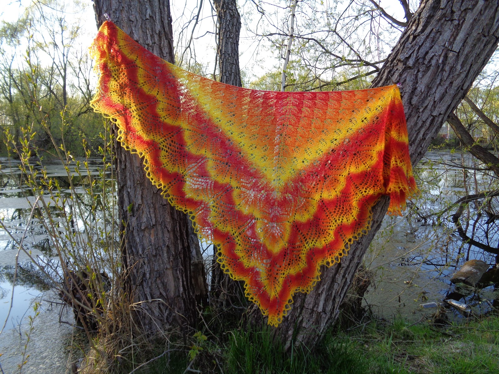 Как называется шаль. Как называется шаль. Павлопосадский платок "розы на снегу" белый 100% шерсть 146-146. Оренбургский пуховой платок паутинка. Темно-вишневая шаль романс.