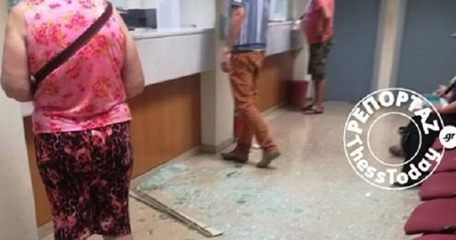 Τα έκανε γυαλιά – καρφιά στο ΙΚΑ επειδή δεν είχε εκδοθεί το δικαιολογητικό που ζητούσε (vid) Τα έκανε γυαλιά – καρφιά στο ΙΚΑ επειδή δεν είχε εκδοθεί το δικαιολογητικό που ζητούσε (vid)