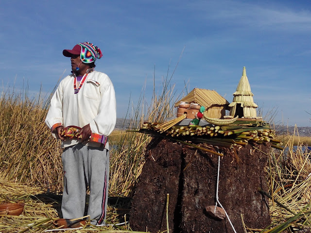 Islas flotantes de Los Uros en Lago Titicaca, Perú Islas flotantes de Los Uros en Lago Titicaca, Perú