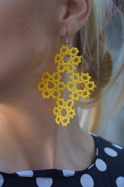 orecchini gialli in pizzo a forma di croce orecchini gialli orecchini estivi outfit estivi blogger