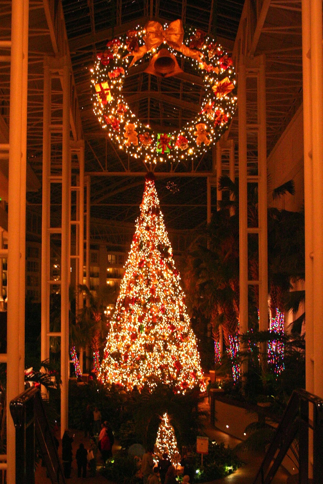 meanderings . . . the christmas lights at opryland hotel