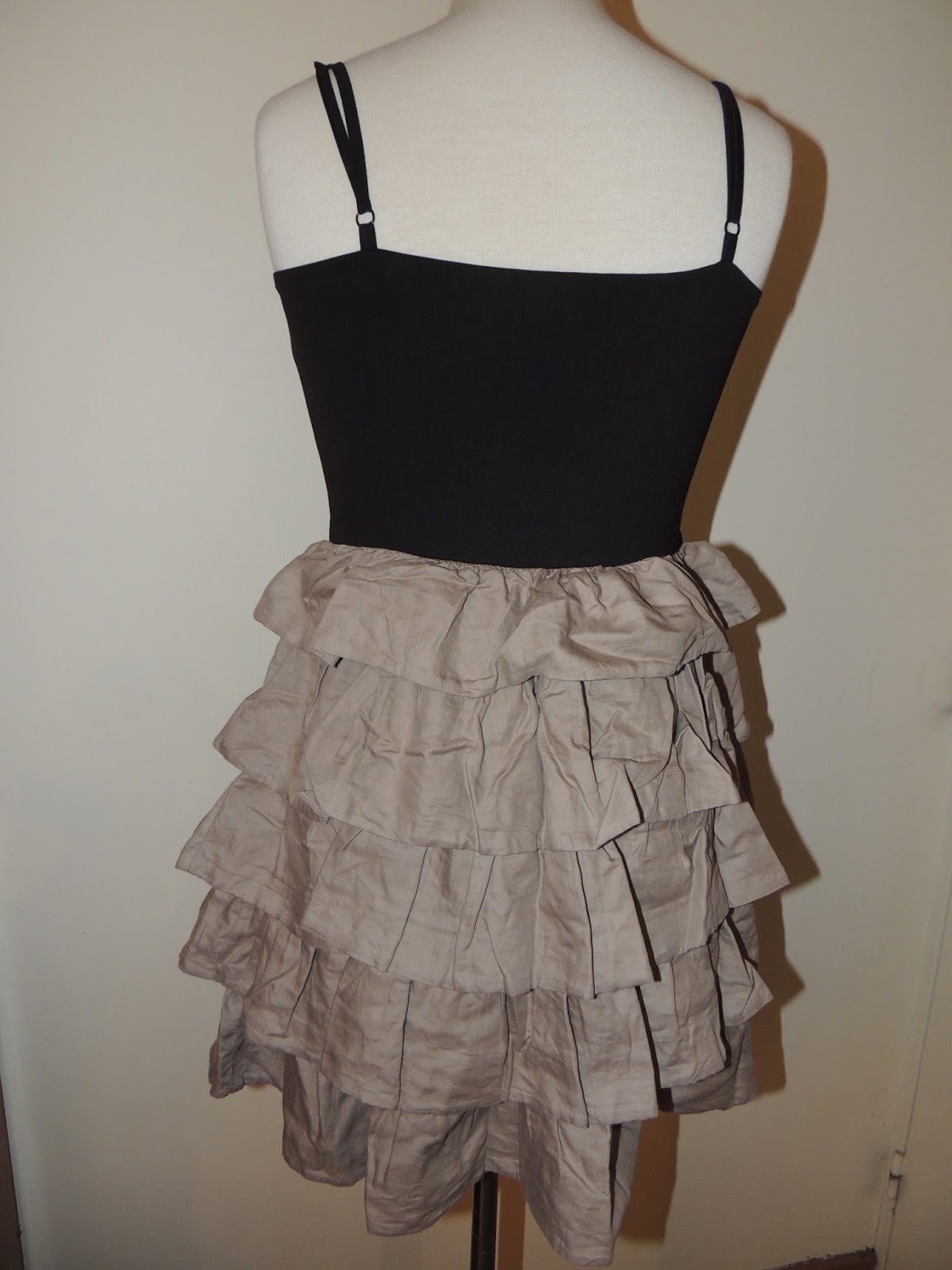 VIDE DRESSING DE MISSCOLA & Vintage Robe H&M à volants noir et beige t 38