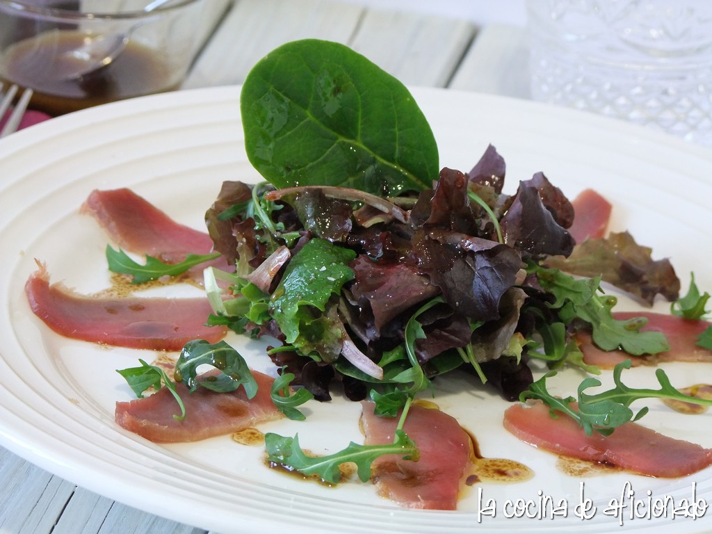 la cocina de aficionado: Ensalada de atún ahumado con vinagreta de balsámico