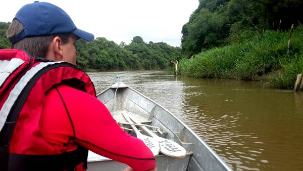 Bombeiros encontram e retiram cadáver do Rio Canoinhas, de homem que estava desaparecido