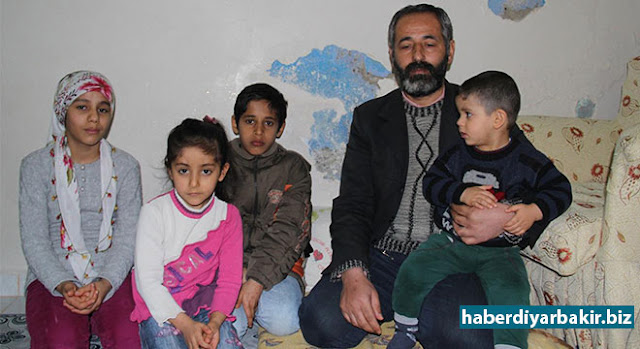 Yetkililerden iş talebinde bulunuyorum DİYARBAKIR-Diyarbakır'ın Sur ilçesinde yaşanan çatışmalardan nedeniyle evini terk etmek zorunda kalan ve ailesiyle birlikte Bağlar'da Kaynartepe Mahallesi'ne yerleşen Ali Coşkun, maddi imkansızlıklar nedeniyle eve sıcak bir ekmek dahi alamadığını söyleyerek, ailesini geçindirebilmesi için yetkililerden yardım talebinde bulundu.