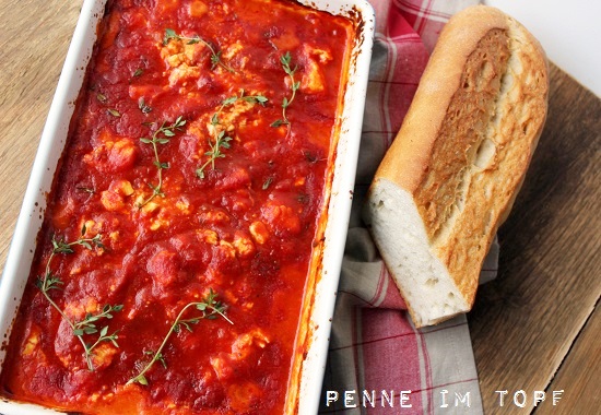 Penne im Topf: Gebackener Ofen-Feta in Tomatensauce