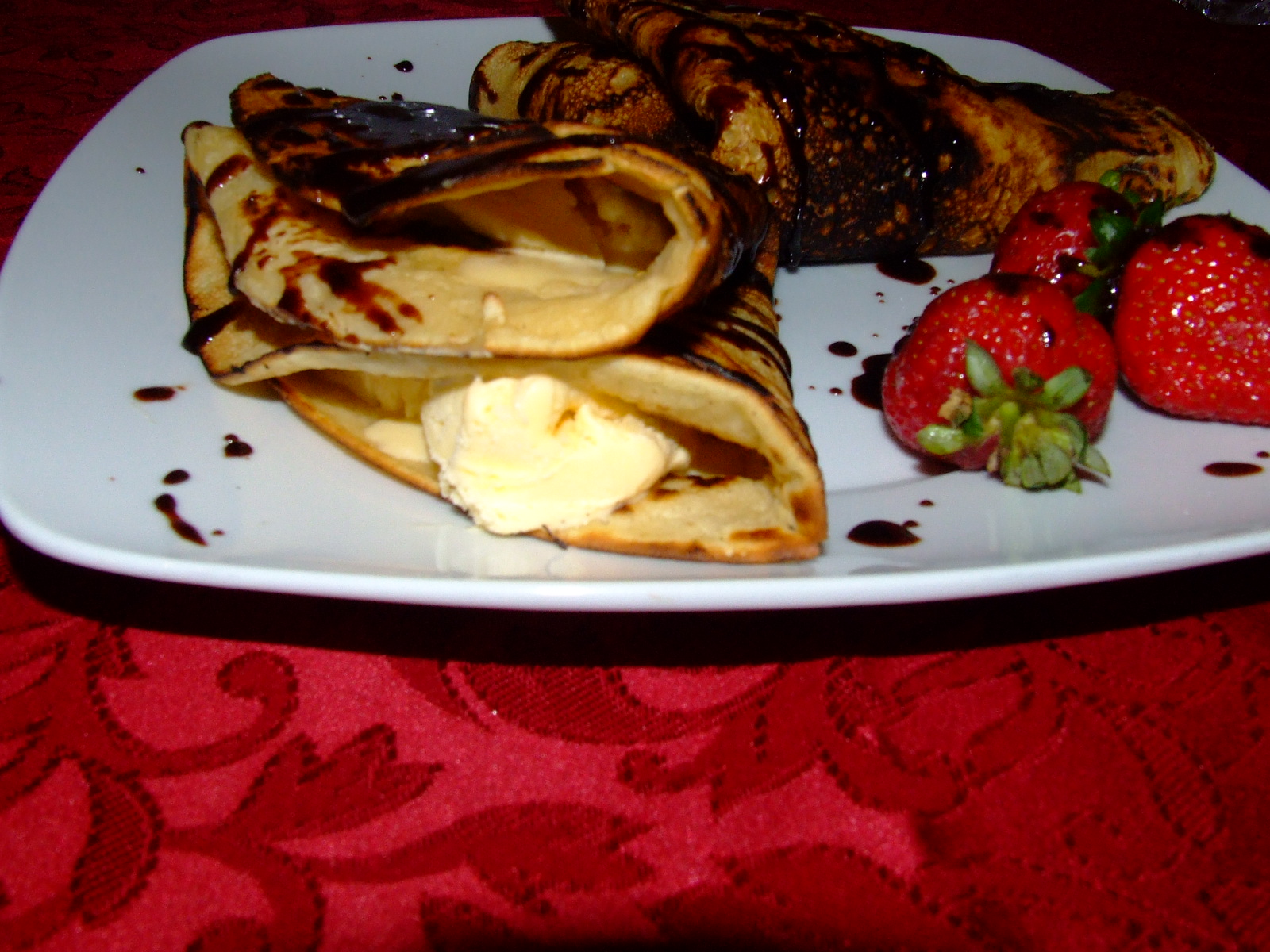 Na cozinha com os gatos Crepes com Gelado e Chocolate Quente