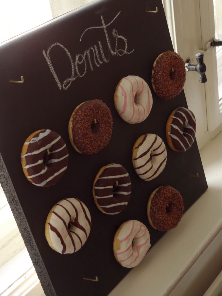 DIY-Anleitung für Donut Wall - perfekt für die Hochzeit einer DIY-Braut