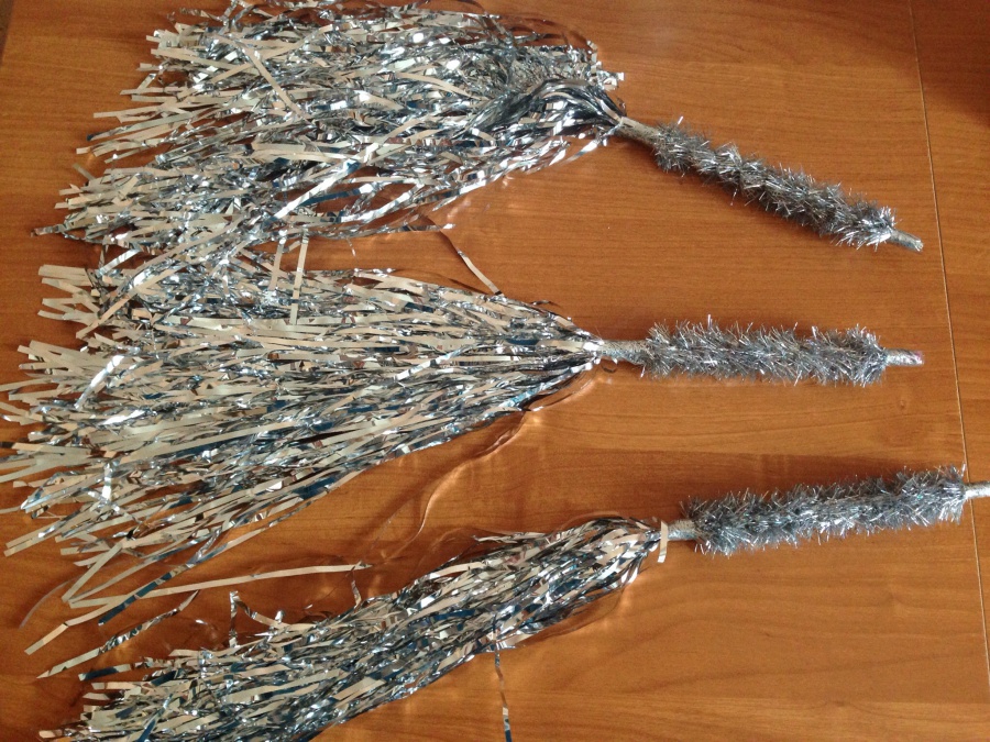 султанчики для снежинок из дождика. султанчики из дождика. султанчики для детского сада из дождика. сделать султанчики для детского сада из дождика. бумажные султанчики (метёлочки).