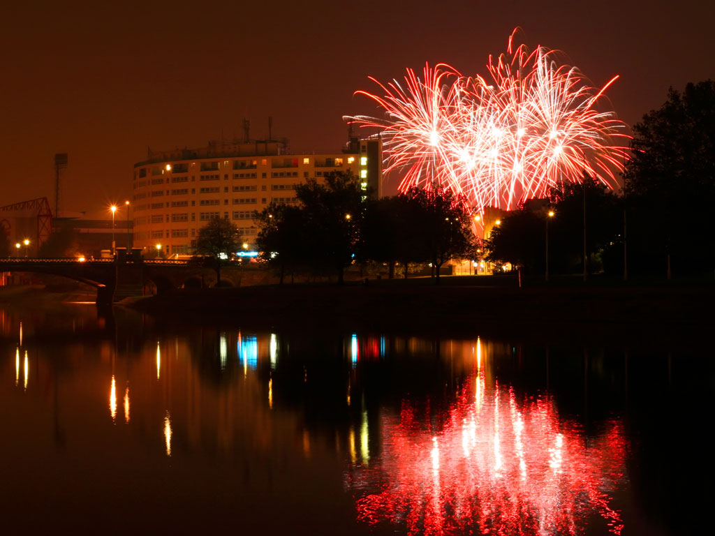 beautiful wallpaper: Firework Party in River Wallpaper