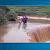 Após chuva forte, córrego transborda e forma cachoeira em estrada no extremo sul do estado