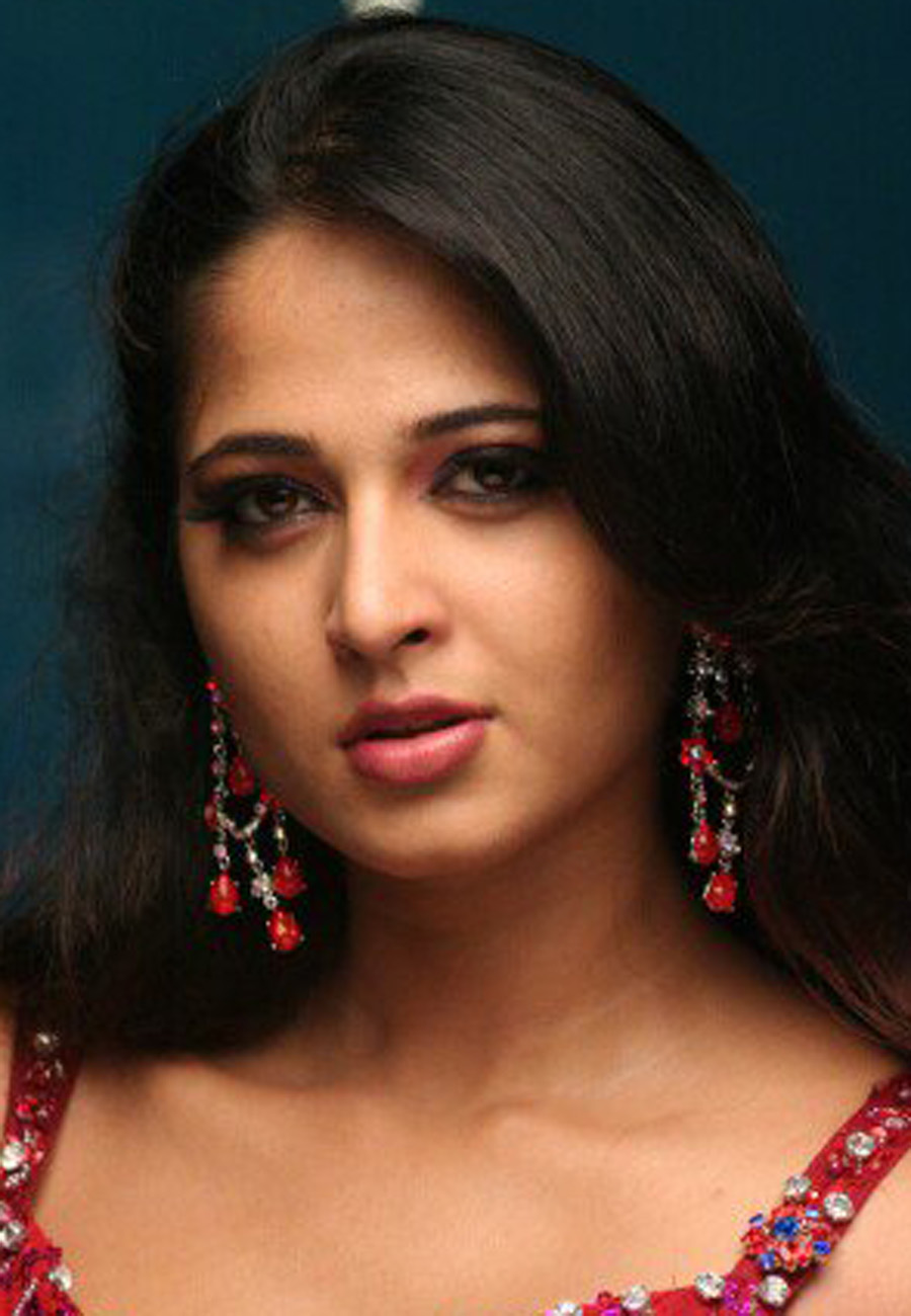 Actress Anushka Shetty Sexy Romance Expressions Latest