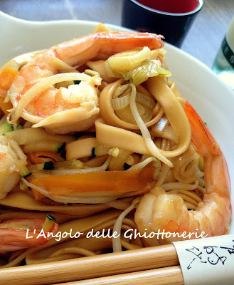 udon noodles risottati, con verdure e mazzancolle tropicali