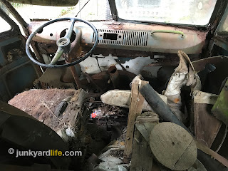 Look below the dash and split window in the 1965 Kombi and you can see the center post separated.