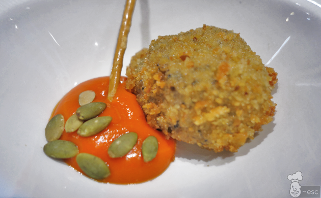 Crocante de rabo de toro, con salsa de pimiento y pipas de calabaza