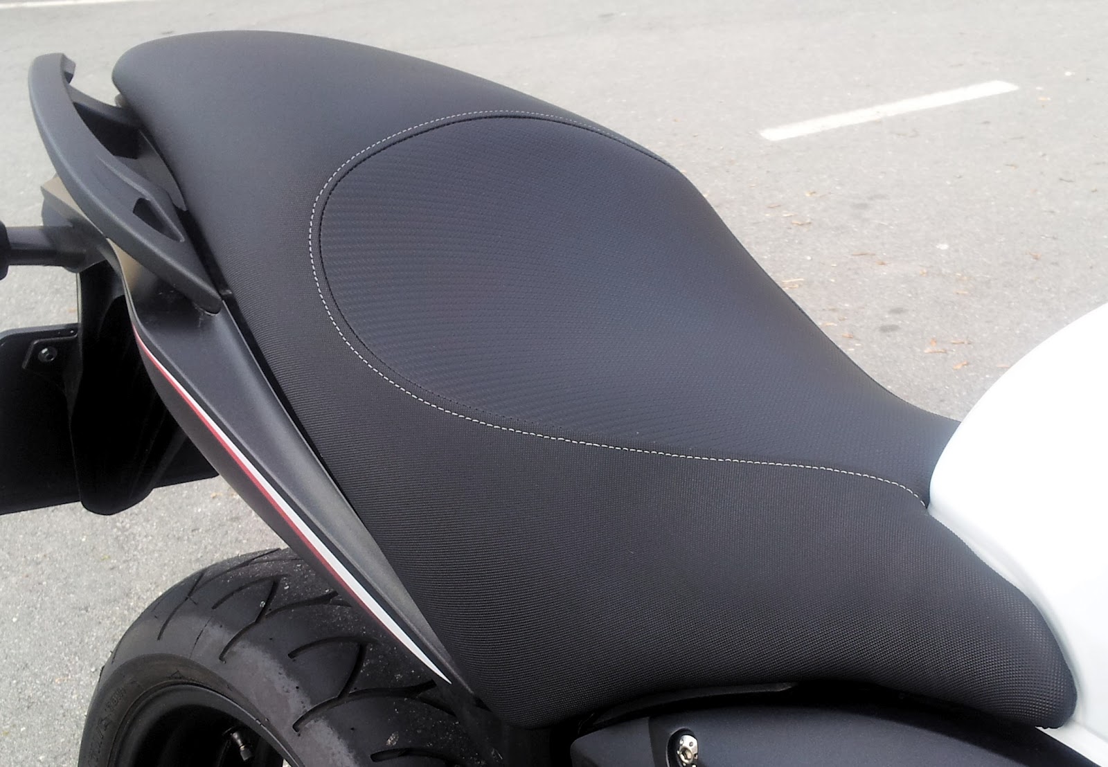 Tapizado de asiento de moto en la Monster