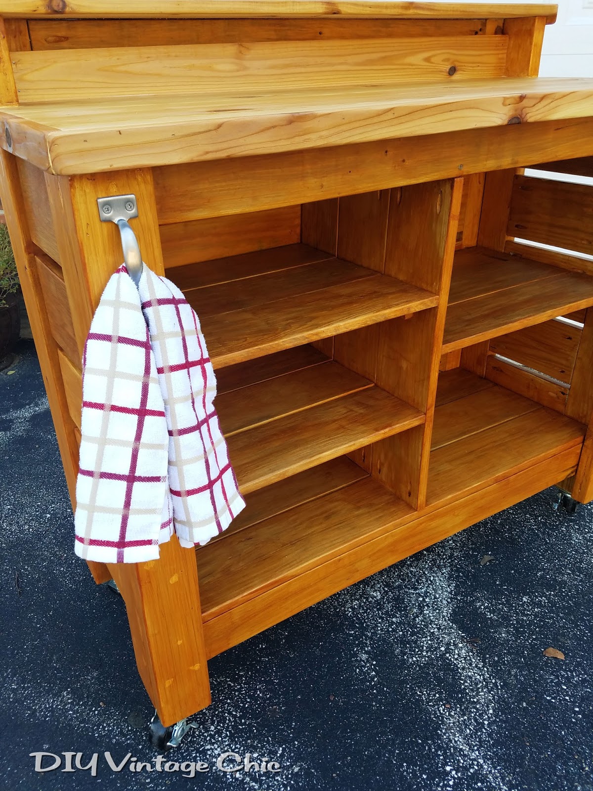 DIY Vintage Chic DIY Mobile Outdoor Bar