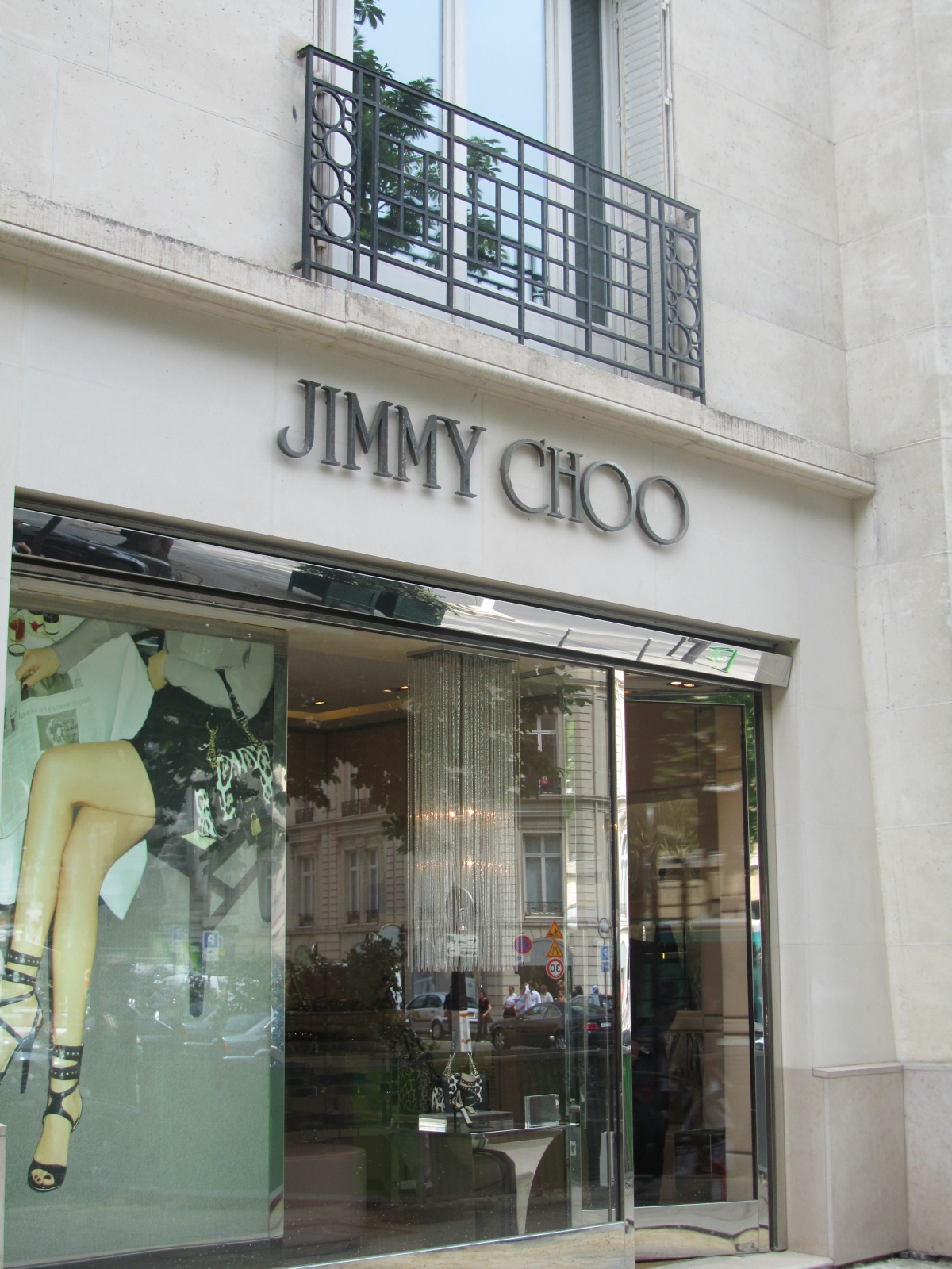 http://4.bp.blogspot.com/-Y073n81eI-0/TfPg3jE_w2I/AAAAAAAAAPM/W4c6edaAtes/s1600/Jimmy+Choo+Paris+Designer+shopping.jpg