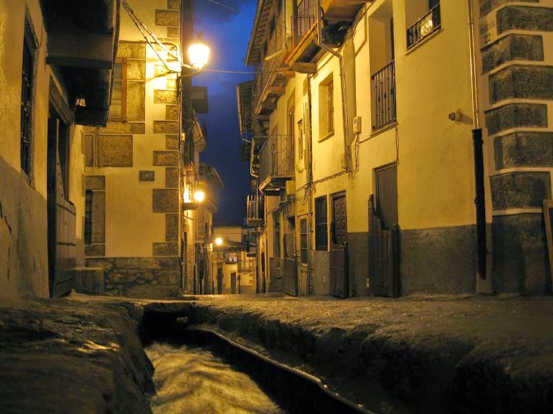 Se llaman regaderas a los canalillos que recorren las empinadas calles de Candelario