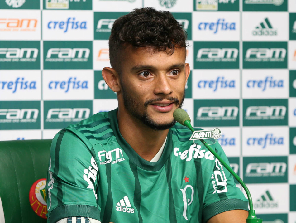 Gustavo Scarpa assina com clube da