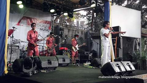 Lirik Lagu Sakit Hati - Tipe-X | Mabes Lirik