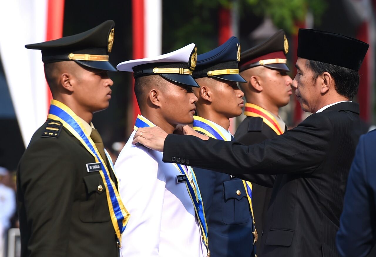 Presiden Jokowi menyematkan penghargaan Adhi Makayasa kepada 4 siswa Perwira terbaik yaitu Akademi Militer (TNI AD) Letda Inf Wiraswanrill Sagala, Akademi Angkatan Laut Letda Laut (T) Samsul Huda, Akademi Angkatan Udara Letda Lek Bernardinus Yoga Kristian dan Akademi Kepolisian Ipda Pol Ade Hertiawan Yuliansyah.