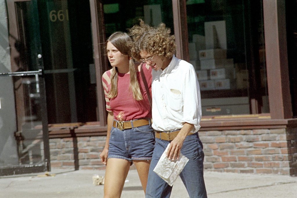 Люблю шорты. Молодежь 70х США. Шорты в стиле 70х. Шорты 70-х годов. Мода США 70-Е годы.