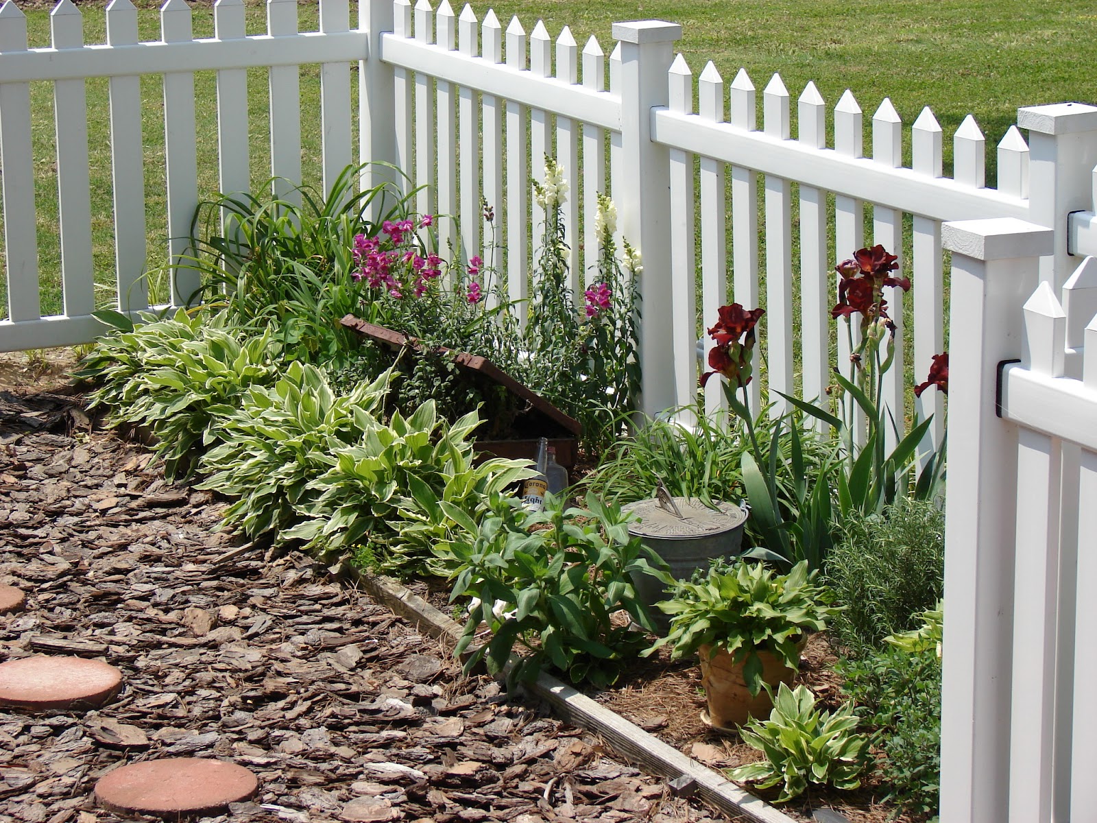 THE COUNTRY FARM HOME: That Blooming Flower Garden