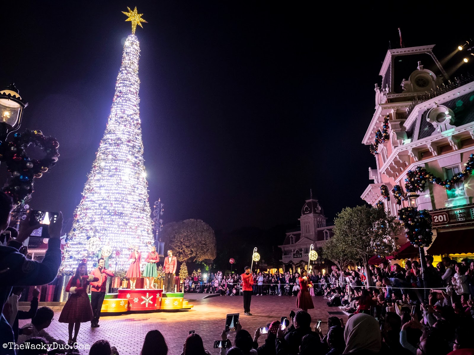 A Sparkling Christmas Hong Kong Disneyland