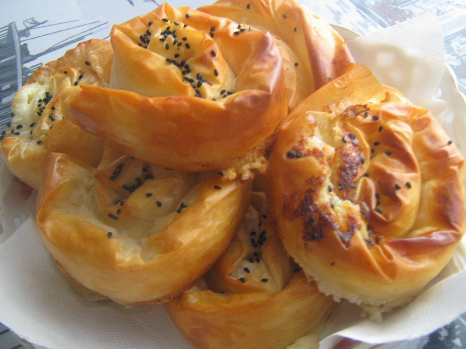 Baklava yufkasından gül böreğiZeytin Dalı Blog