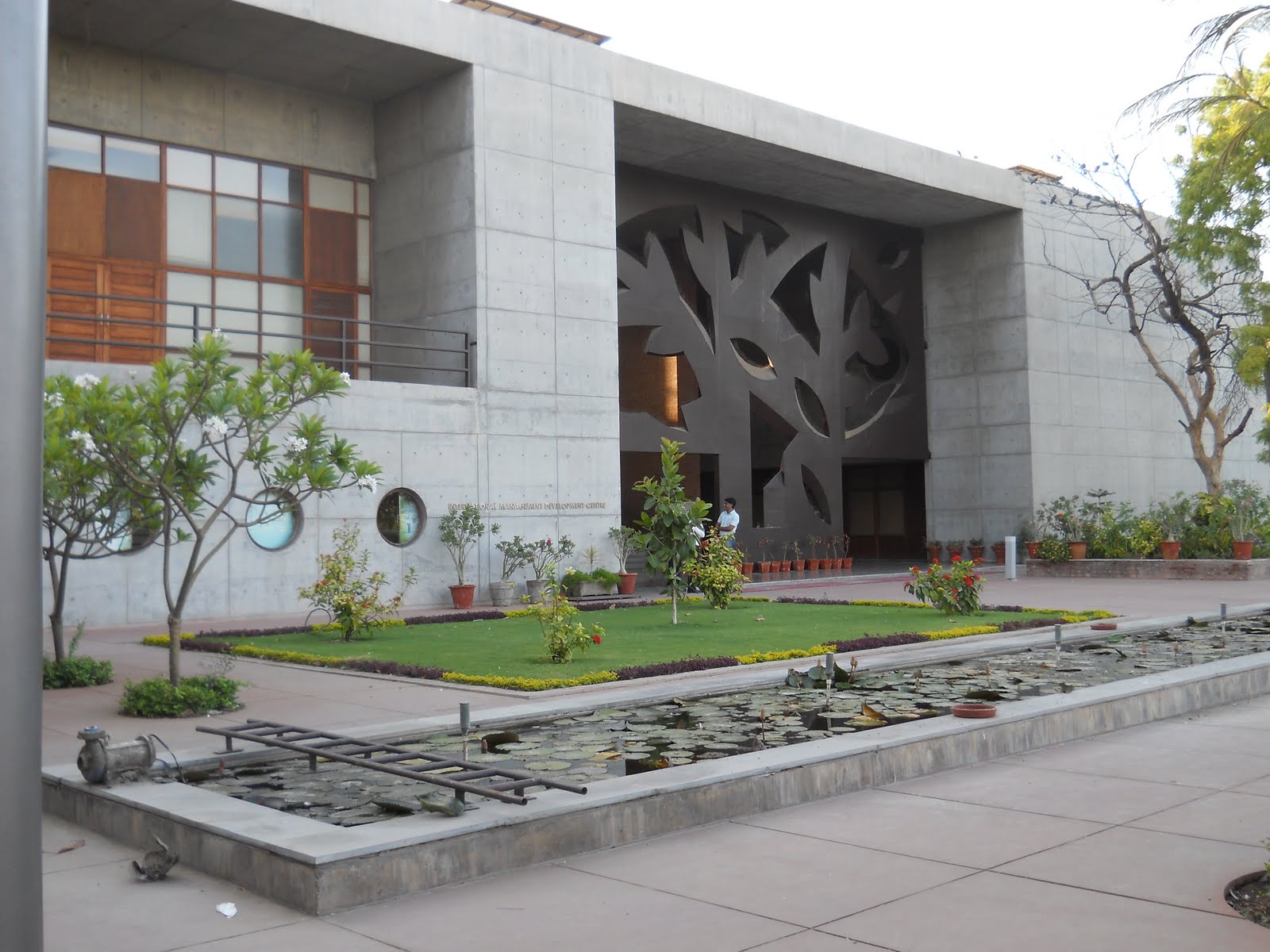 Happy Thoughts of a Happy Go Lucky Soul: A peek into IIM A - Old & New