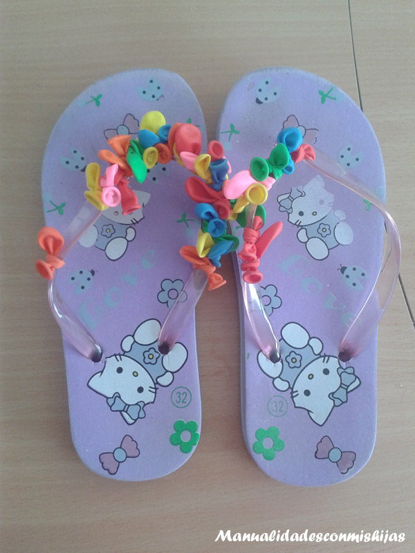 Manualidades con mis hijas: Chanclas originales y coloridas tuneándolas con globos de
