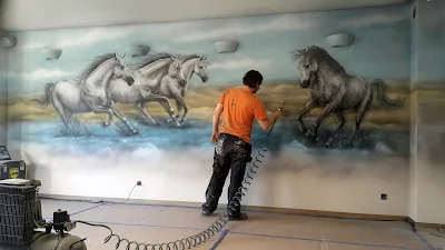 Malowanie obrazów na ścianie, malowanie koni w galopie