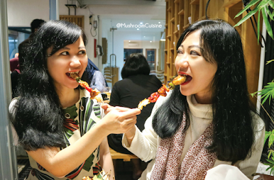 Si Jamur Kembar siap-siap melahap Japanese BBQ Grill di Ni Juu Go Resto