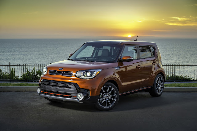 2017 Kia Soul ! (Exclaim) front 3/4 view Front 3/4 view of 2017 Kia Soul ! (Exclaim)