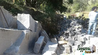 Bizzarri nas pedreiras de Minas Gerais procurando tipos de pedras de cores diferentes, pedra folheta bruta e pedra paralelepípedo para fazer as paredes de pedra, revestimento com pedras, calçamento com pedras e muros de pedra.