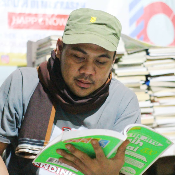 Arief Hidayat Banyumas Sedang Membaca Buku di Astina