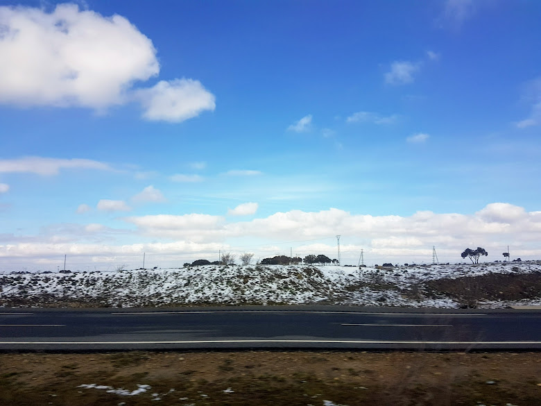 前往塞哥維亞郊區景色，還有殘雪呢