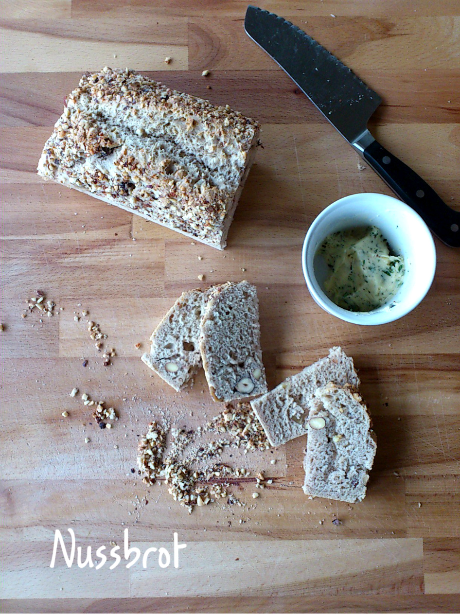 Die Glücklichmacherei: Grillsaison #3: Nussbrot mit Thymianbutter