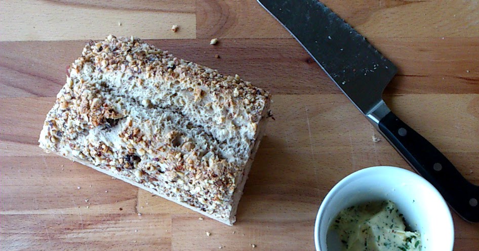 Die Glücklichmacherei: Grillsaison #3: Nussbrot mit Thymianbutter