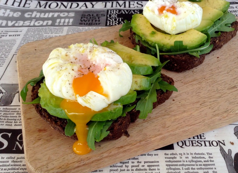 Healthy brunch: Tostas de pan negro con aguacate y huevo poché