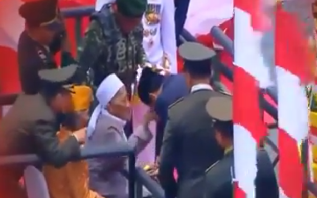 HUT TNI 72, Jokowi Cium Tangan Pria Sepuh Ini, Siapakah Sosok Ini?