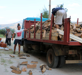 Manually unloading the chopped wood Manually unloading the chopped wood