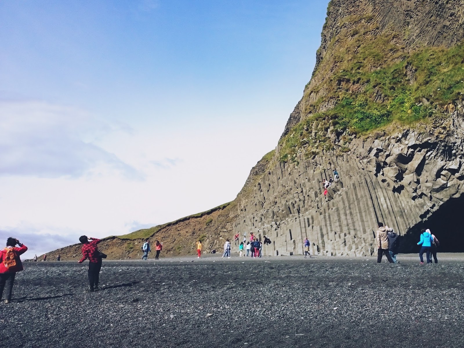Czarna plaża, Reynisfjara, black beach, Vik, Islandia, skały, turyści, panidorcia, Pani Dorcia, bazalt, kolumny bazaltowe