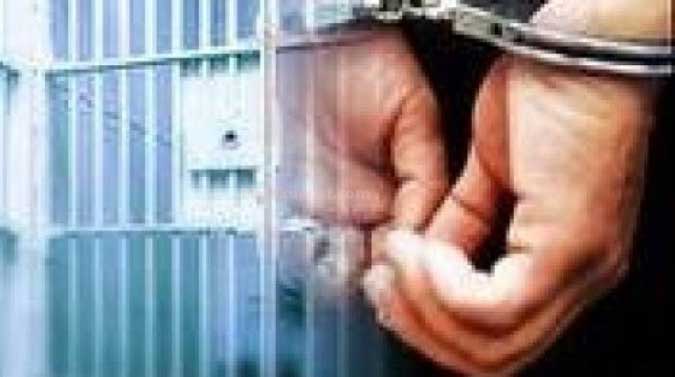 Mantan Camat Saparua Jalani Hukuman Penjara Ambon, Malukupost.com - Mantan Kepala Kecamatan Saparua, Kabupaten Maluku Tengah, Frederik Siahaya mulai menjalani hukuman lima tahun penjara sesuai vonis majelis hakim Mahkamah Agung RI. "Yang bersangkutan telah dieksekusi ke Lembaga Pemasyarakatan (Lapas) setelah kami menerima salinan putusan MA serta surat penetapan dari Pengadilan Negeri Ambon," kata Kacabjari Malteng di Saparua, Leonard Tuanakotta di Ambon, Rabu (20/9).