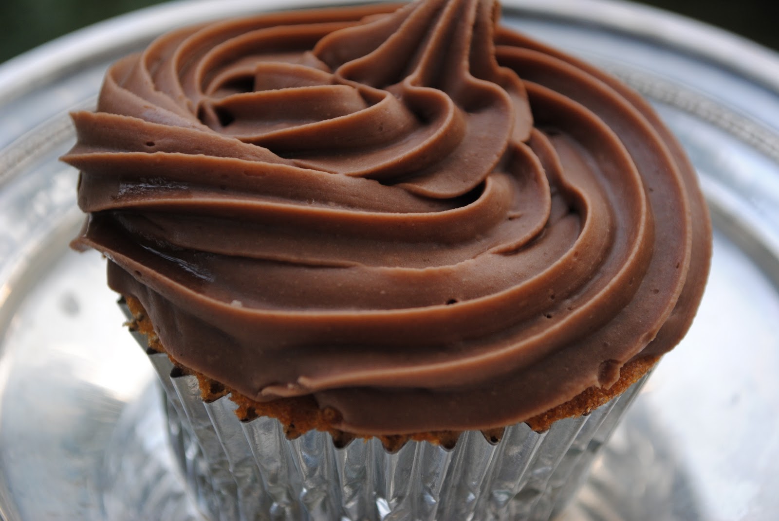 Recipe Doodle CANDY BAR CUPCAKES WITH CHOCOLATE MARSHMALLOW FROSTING